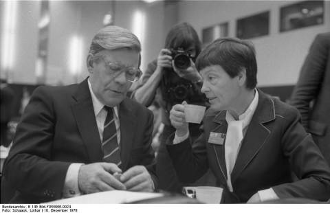 Bundesarchiv_B_145_Bild-F055066-0024,_Köln,_SPD-Parteitag,_Schmidt_mit_Ehefrau_Loki